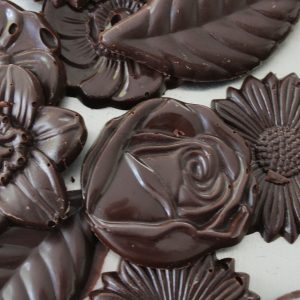 Morceau de chocolat à croquer en forme de fleur et feuille d'arbres