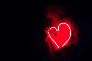 Un coeur rouge sur la pointrine d'une personne