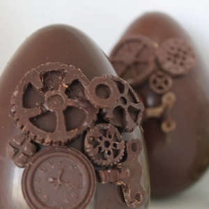 Œuf décorer de rouage mécanique