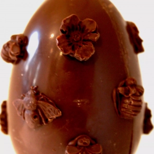 Œuf Chocolat décorer de bourdon et de Fleur